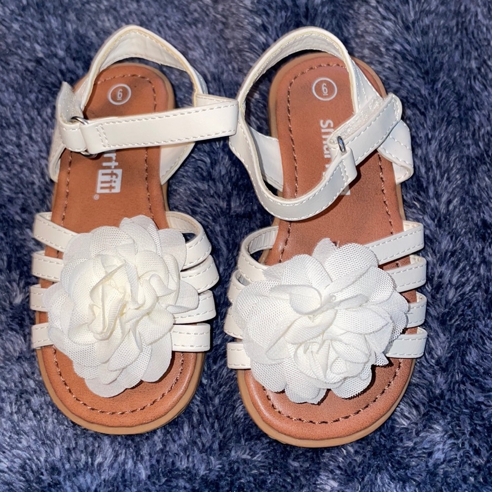 Cute sandals with little flower never worn